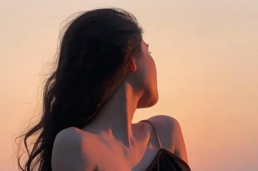 性感女星差点被两位大佬夹死的瓜！